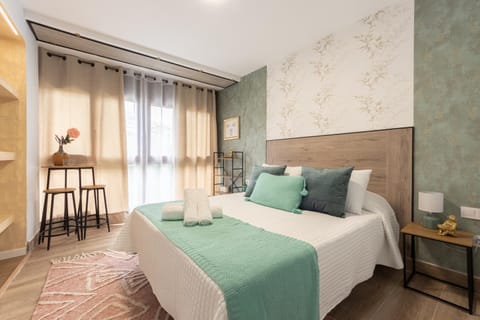 Bed, Photo of the whole room, Seating area, Bedroom