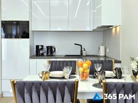 Coffee/tea facilities, Kitchen or kitchenette, Dining area, stove