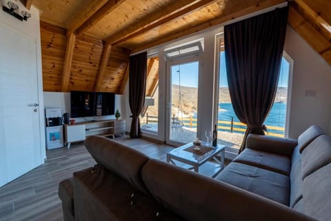 Natural landscape, TV and multimedia, Living room, Seating area