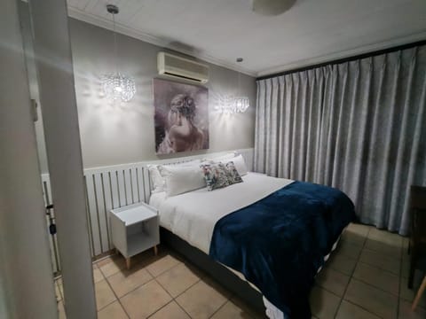 Bed, Photo of the whole room, air conditioner