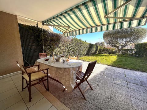 Patio, Day, Garden, Dining area, Garden view