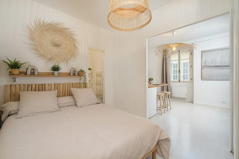 Photo of the whole room, Bedroom