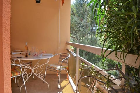 Patio, Spring, Day, Balcony/Terrace, Dining area