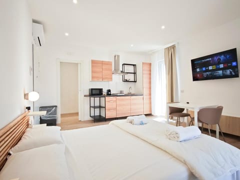 Bed, TV and multimedia, Kitchen or kitchenette, Living room, Bedroom