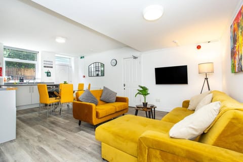 Communal lounge/ TV room, TV and multimedia, Kitchen or kitchenette, Living room, Seating area, Evening entertainment, minibar