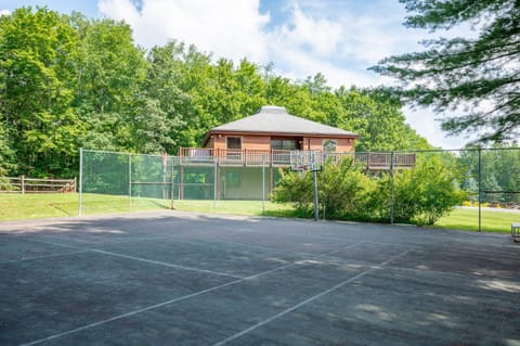 Log Retreat House in Deep Creek Lake