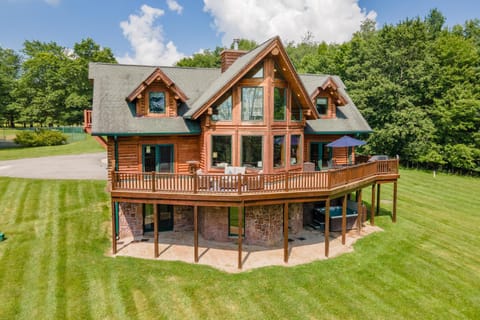 Log Retreat House in Deep Creek Lake
