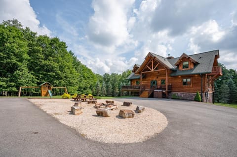 Log Retreat House in Deep Creek Lake