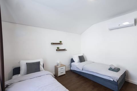 Bed, Bedroom, towels, air conditioner