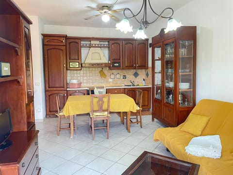 Kitchen or kitchenette, Living room, Seating area, Dining area