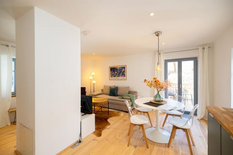 Seating area, Dining area