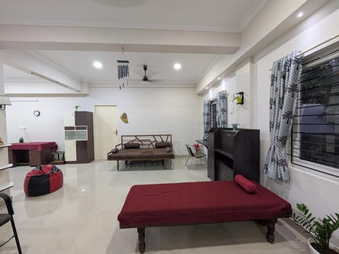 Bed, TV and multimedia, Living room, Photo of the whole room, Seating area