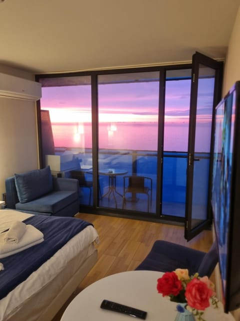 Communal lounge/ TV room, Bed, Natural landscape, TV and multimedia, Living room, Photo of the whole room, Seating area, Dining area, Evening entertainment, Bedroom, Sea view