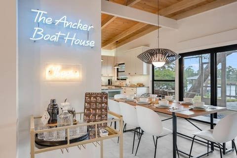 Living room, Food and drinks, Seating area, Dining area