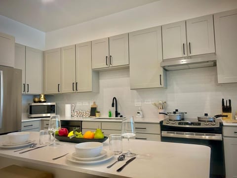 Modern & Cozy Work-Friendly Getaway with Pool & Gym Apartment in Sherman