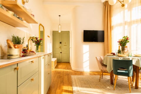 TV and multimedia, Coffee/tea facilities, Balcony/Terrace, Kitchen or kitchenette, Living room, Decorative detail, Dining area, heating, soundproof, air conditioner