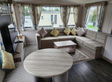 Neighbourhood, Living room, Seating area, Dining area