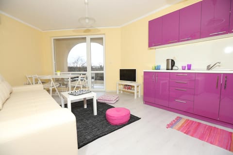Day, Dining area