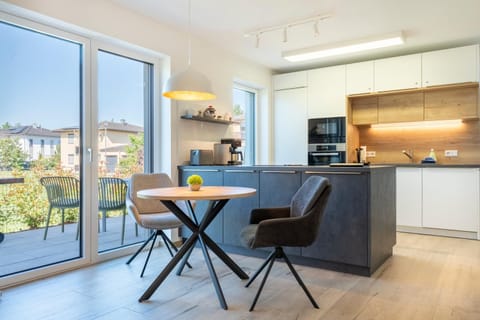 Kitchen or kitchenette, Living room, Seating area, Dining area, pet friendly, stove