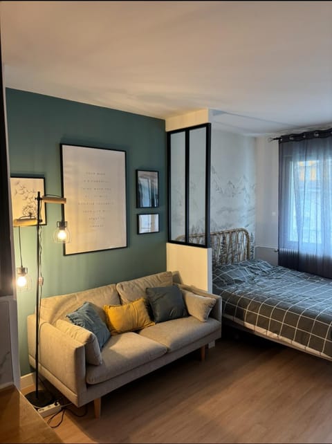 Bed, Living room, Photo of the whole room, Bedroom