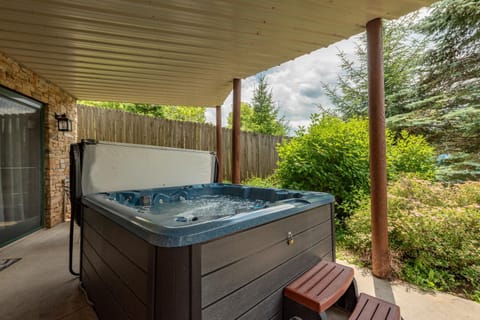 Cedar Chateau by Railey Vacations House in McHenry