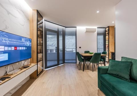 TV and multimedia, Seating area, Dining area, air conditioner