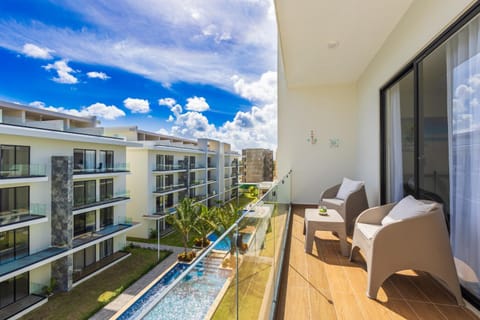 Property building, Balcony/Terrace, Pool view, Swimming pool, Swimming pool