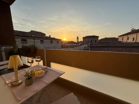 Balcony/Terrace, Dining area, City view, Lunch, Sunset, Quiet street view