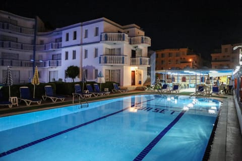 Property building, Night, Pool view, Swimming pool, sunbed