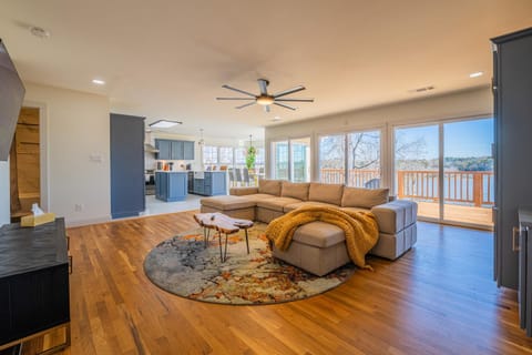 Private Dock and Hot Tub Lakefront Eufaula Escape House in Eufaula