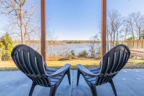 Private Dock and Hot Tub Lakefront Eufaula Escape House in Eufaula