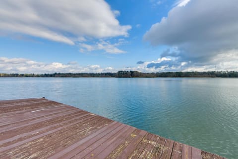 Private Dock and Hot Tub Lakefront Eufaula Escape House in Eufaula