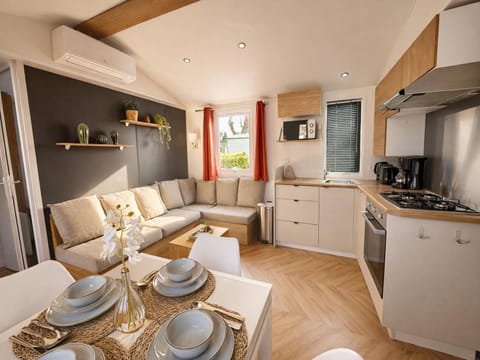 Coffee/tea facilities, Kitchen or kitchenette, Living room, Seating area, Dining area, microwave, oven, stove, toaster, kitchen, air conditioner