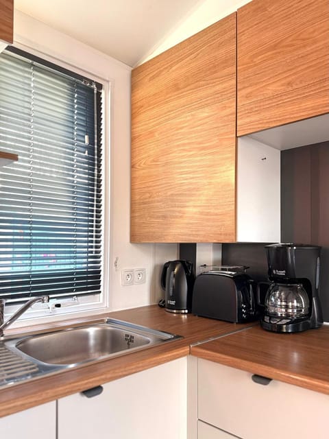 Coffee/tea facilities, toaster, kitchen