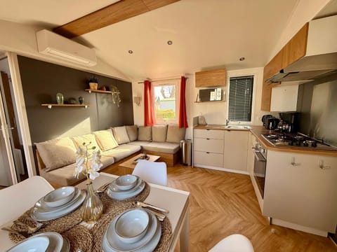 Coffee/tea facilities, Kitchen or kitchenette, Living room, Seating area, Dining area, oven, stove, toaster