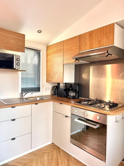 Coffee/tea facilities, microwave, oven, stove, toaster, kitchen