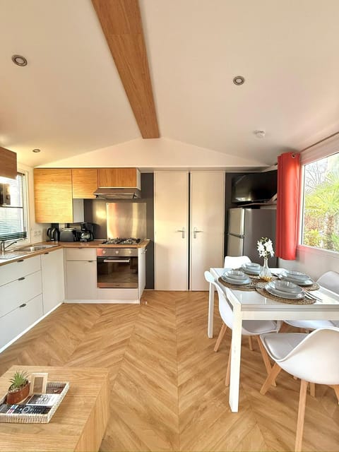 Seating area, Dining area, kitchen