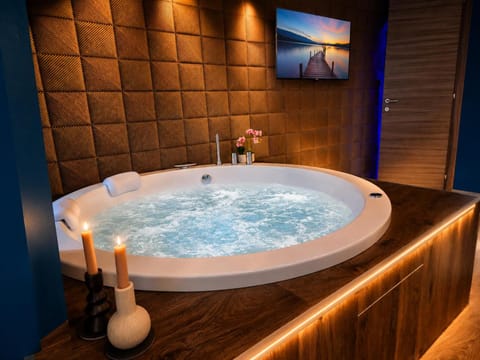 Hot Tub, TV and multimedia
