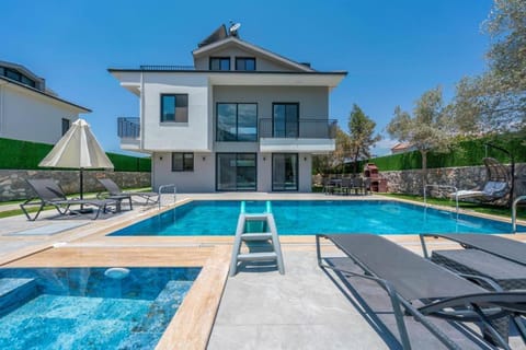 Property building, Swimming pool, sunbed