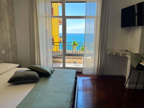 Bed, Natural landscape, TV and multimedia, View (from property/room), Balcony/Terrace, Photo of the whole room, Bedroom, Sea view