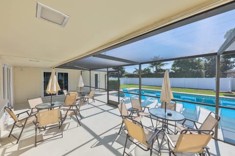 Family Grand Advantage House in Hollywood