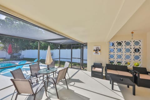 Family Grand Advantage House in Hollywood