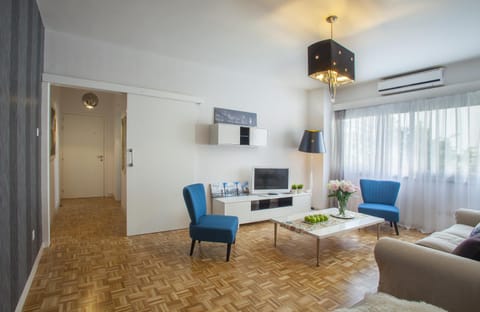 Day, Living room