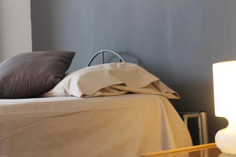 Bed, Day, Photo of the whole room, Decorative detail, Bedroom