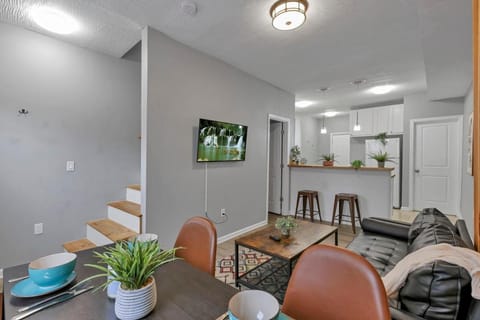 TV and multimedia, Kitchen or kitchenette, Living room, Seating area, Dining area