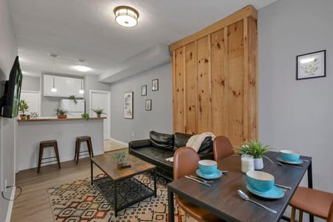 Coffee/tea facilities, Kitchen or kitchenette, Living room, Seating area, Dining area