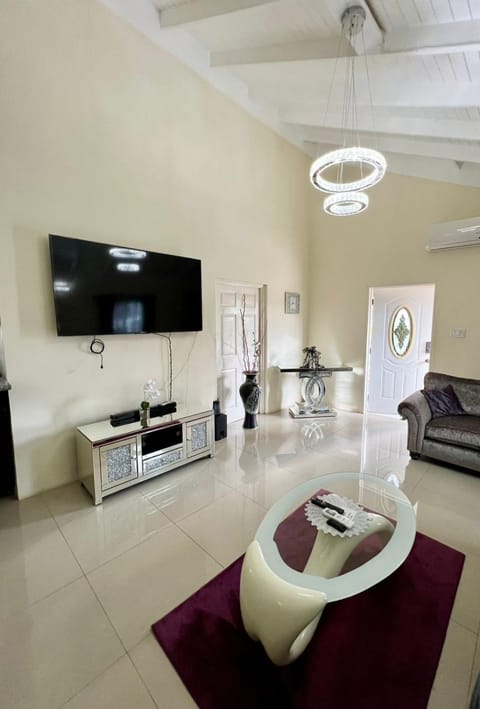 Communal lounge/ TV room, Living room, Seating area, Evening entertainment, air conditioner