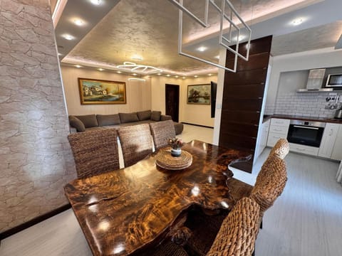 TV and multimedia, Kitchen or kitchenette, Living room, Seating area, Dining area, oven, stove