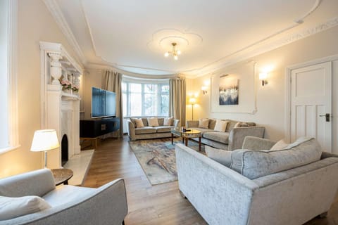 Detached House In Prestwich Sleeps 10 with Parking House in Prestwich