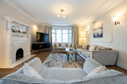 Detached House In Prestwich Sleeps 10 with Parking House in Prestwich